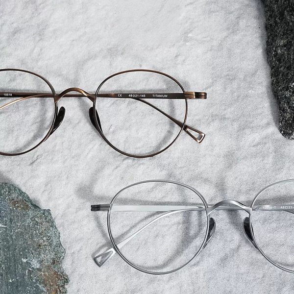 Front of pure titanium glasses①